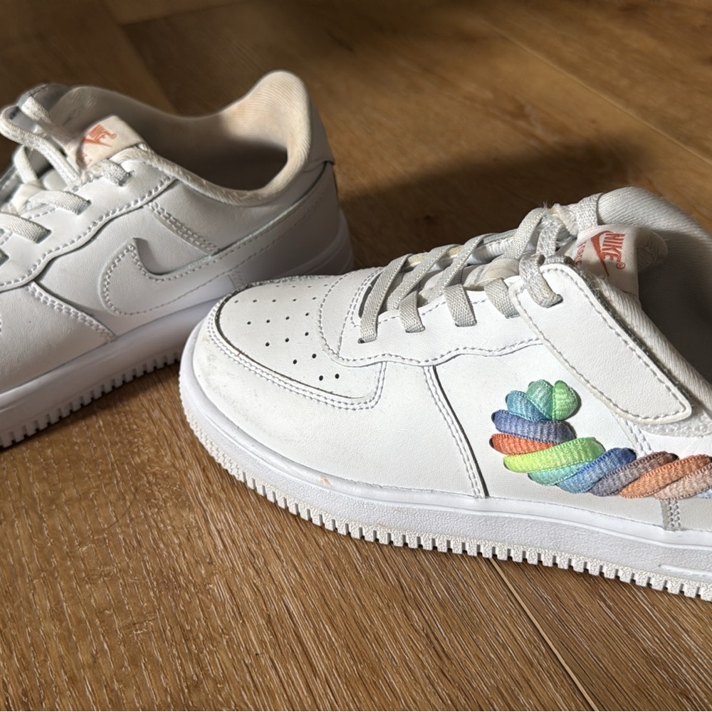 Nike White Leather Sneakers with Multicolor Embroidered Detail